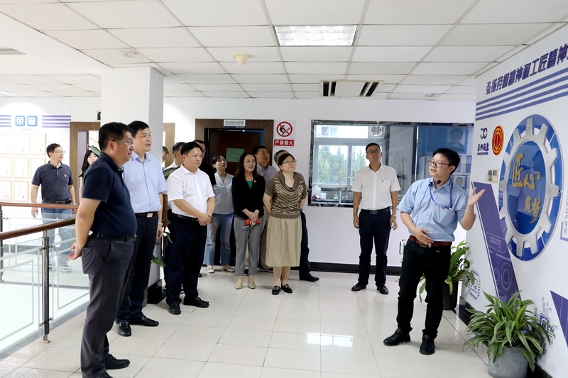 2020年7月29日沛目，時(shí)任浙江省政協(xié)常委搞吱、社法委副主任、省總工會(huì)副主席莲赐、一級(jí)巡視員董建偉蒞臨景興紙業(yè)調(diào)研新時(shí)代工匠培育工作